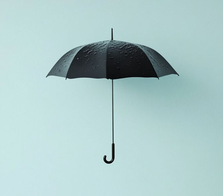 Czarny parasol na błękitnym tle